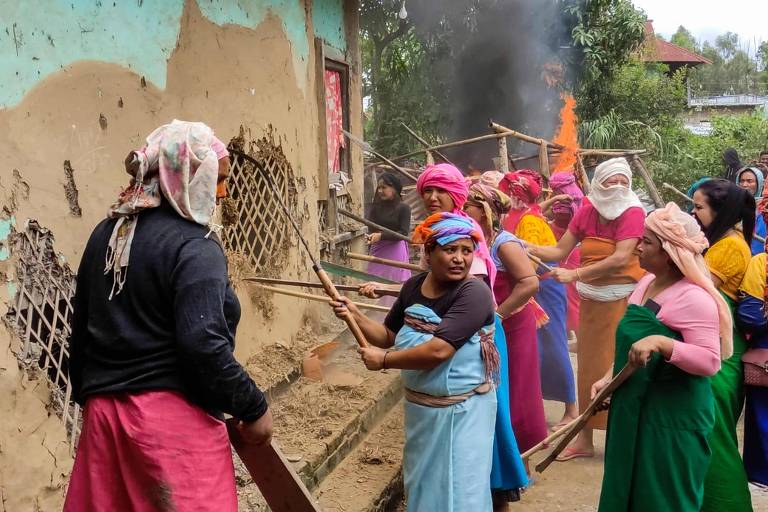 Mulheres incendeiam casa de suspeito após crime sexual revoltar Índia