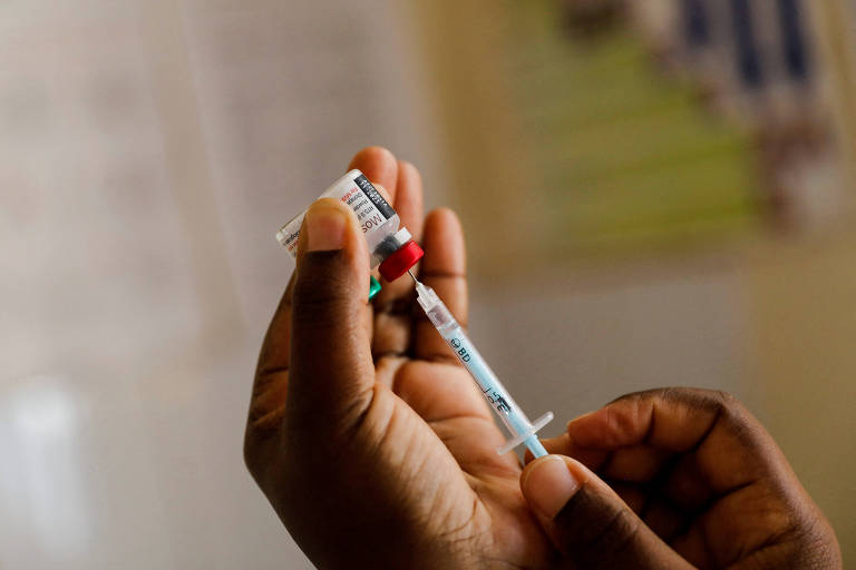 Enfermeira prepara seringa com vacina para malária no Quênia