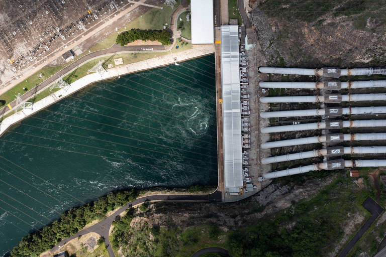 Vista aérea de hidrelétrica em Minas Gerais