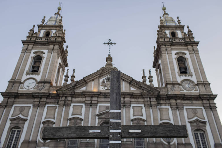 Cruz com nome das vítimas da chacina da Candelária é exposta na frente da igreja 