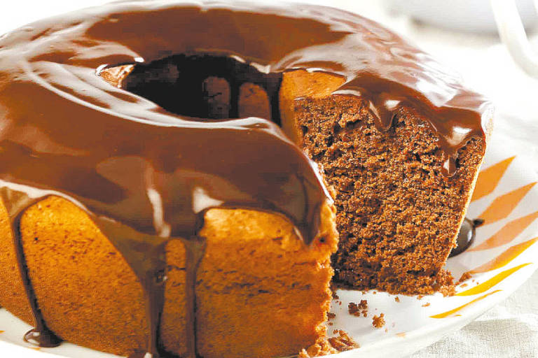 Veja receita de bolo de chocolate simples, fofinho e com calda