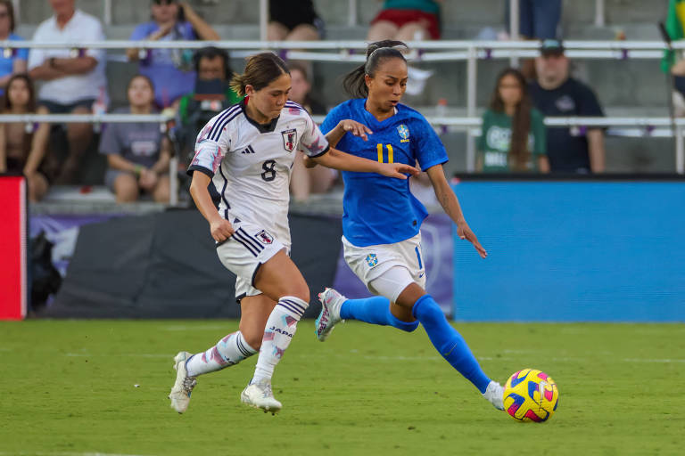Fuka Nagano (à esq.) disputa a bola com a brasileira Adriana durante jogo entre Japão e Brasil