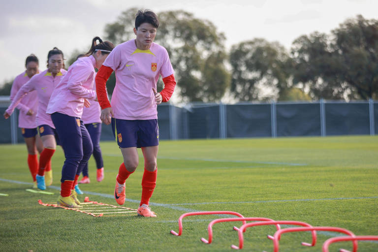 Treino da seleção chinesa feminina antes da estreia na Copa do Mundo