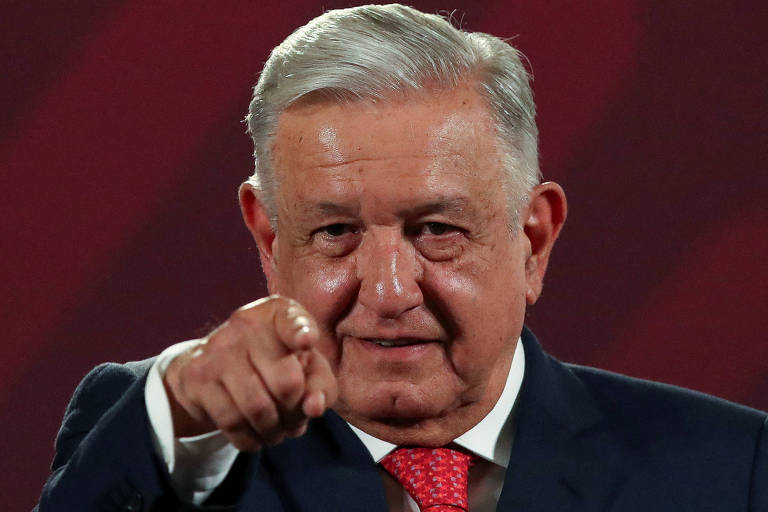 O presidente do México, Andrés Manuel López Obrador, aponta para a frente com o dedo indicador da mão direita durante entrevista no Palácio Nacional, na Cidade do México 