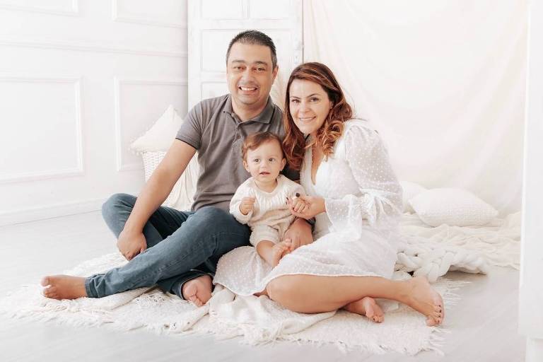 O casal Eduardo de Noronha Lopes e Ana Carolina Duran com o filho Caio; Ana precisou enfrentou uma endometriose e outras complicações para conseguir engravidar com a FIV