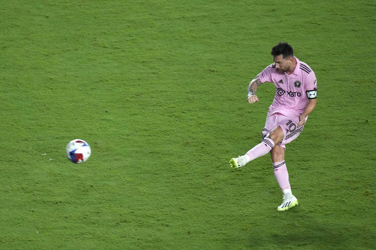Vestindo o uniforme rosa do Inter Miami, Messi bate falta com o pé esquerdo contra o Cruz Azul em jogo na Flórida