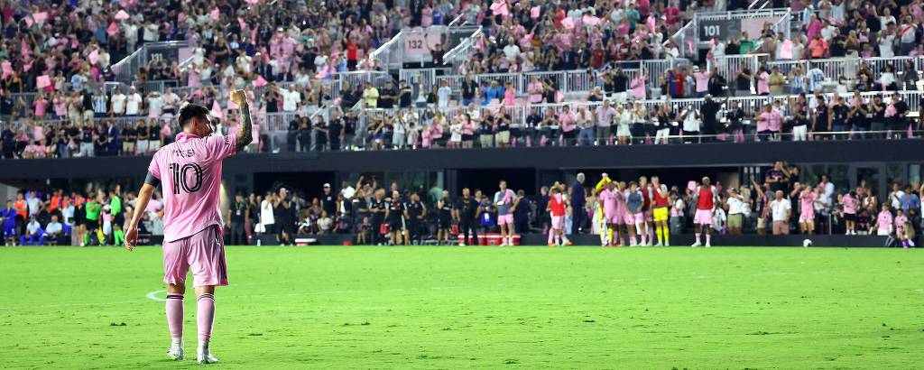 Camisa 10 às costas do uniforme rosa, Messi comemora diante da torcida a vitória por 2 a 1 contra o Cruz Azul, em Fort Lauderdale, em sua estreia pelo Inter Miami