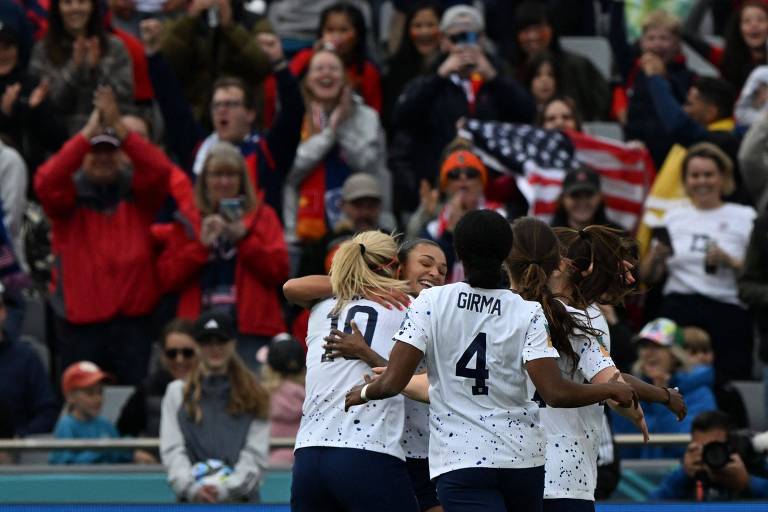 Americanas comemoram o primeiro gol da vitória contra o Vietnã, marcado pela atacante Sophia Smith