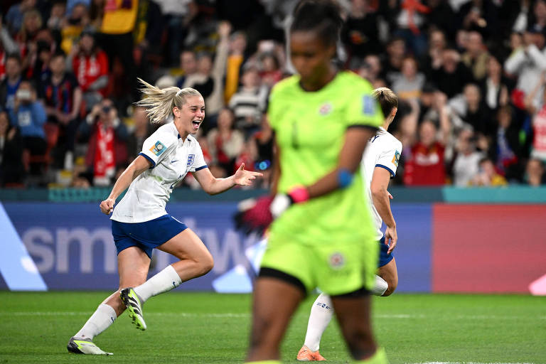 Inglesas comemoram gol da vitória; goleira haitiana Kerly Théus foi o destaque do jogo