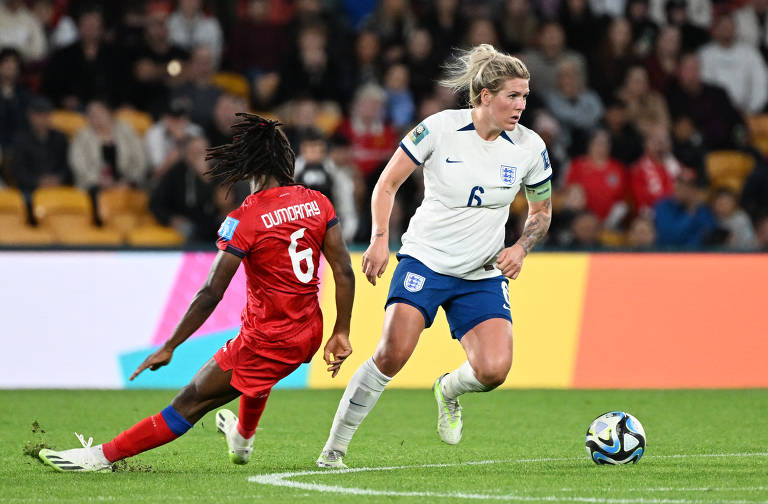 A inglesa Millie Bright dribla a haitiana Melchie Dumornay em Brisbane, Austrália