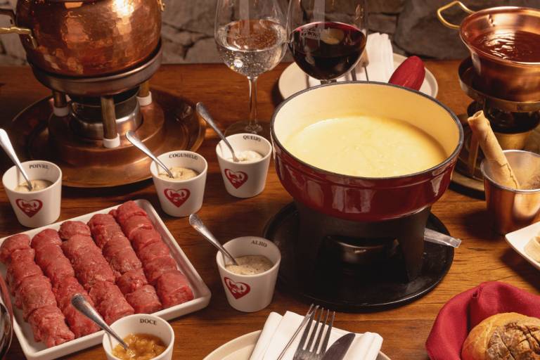 Rodízio de fondue servido no Chalezinho inclui até oito opções de queijo, cinco diferentes cortes de carne e mais sete opções doces