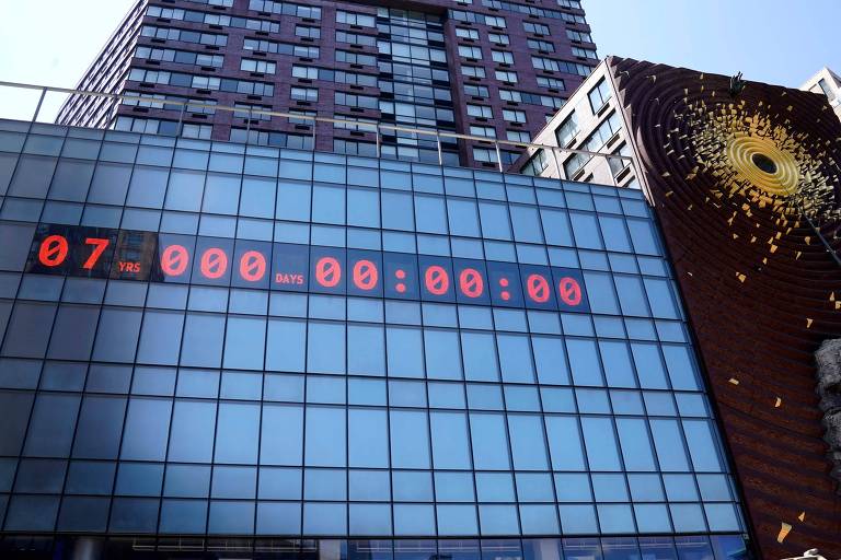 Relógio do Clima em prédio espelhado na Union Square, em Nova York (EUA), marcava, em luzes vermelhas, prazo de sete anos em 22 de julho de 2022