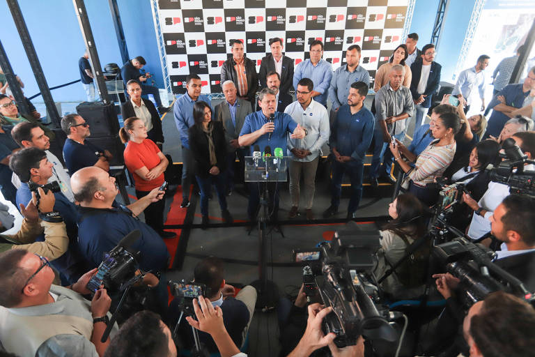 Em fevereiro de 2023, Tarcísio vetou lei que propunha validade indeterminada para laudos médicos que atestem o transtorno do espectro autista; depois de críticas, ele voltou atrás, disse ser favorável ao projeto e assinou a lei