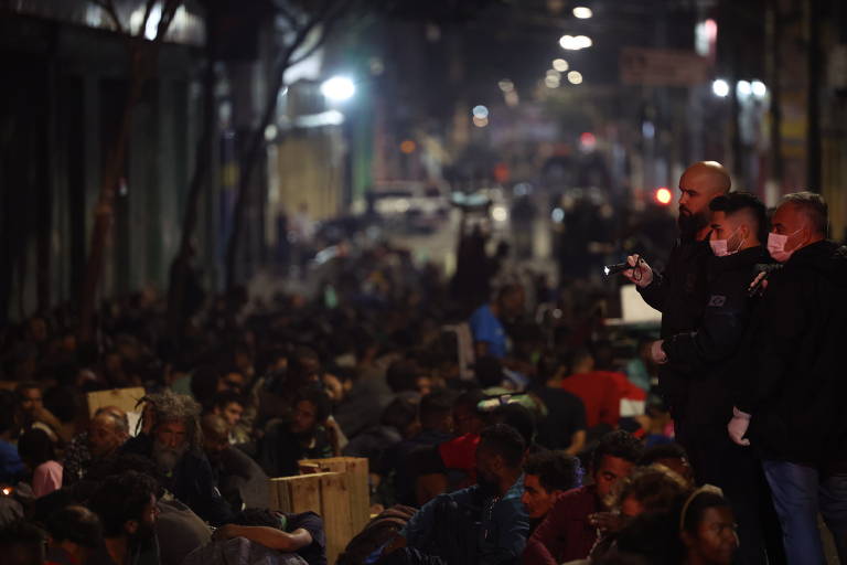 Policiais civis fazem buscas e revistas de frequentadores da cracolândia, durante operação neste sábado (22)
