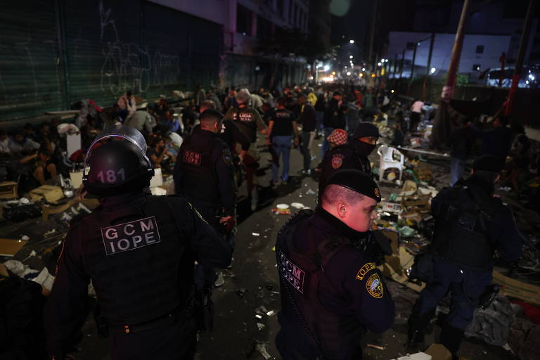 GCMs passam em meio a frequentadores da cracolândia na rua dos Gusmões; não havia equipes de saúde nem de assistência social acompanhando a ação
