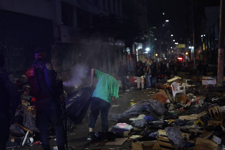 Frequentador da cracolândia é atingido por gás de pimenta durante operação neste sábado (22) de Polícia Civil e GCM para prender traficantes na rua dos Gusmões, centro de SP