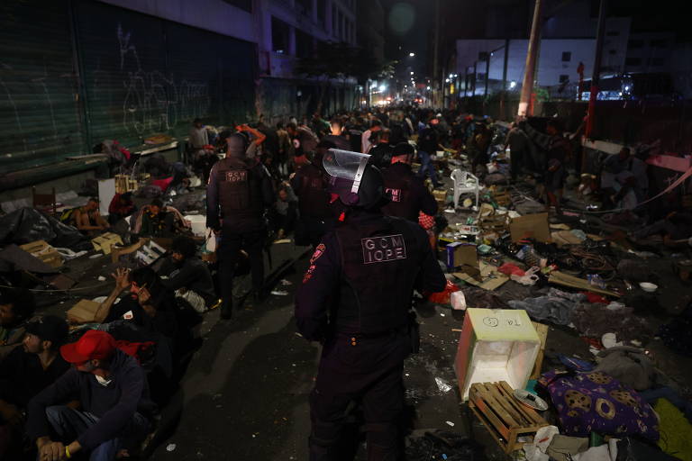 Os usuários receberam ordens para se sentarem no chão enquanto a polícia faz as buscas por suspeitos e realizava as revista alguns desobedeceram e reclamaram de terem os pertences recolhidos