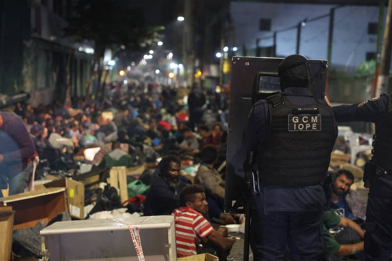 Agentes da GCM (Guarda Civil Metropolitana) se posicionam em meio a frequentadores da cracolândia em operação neste sábado (22) contra o tráfico na rua dos Gusmões, centro de SP