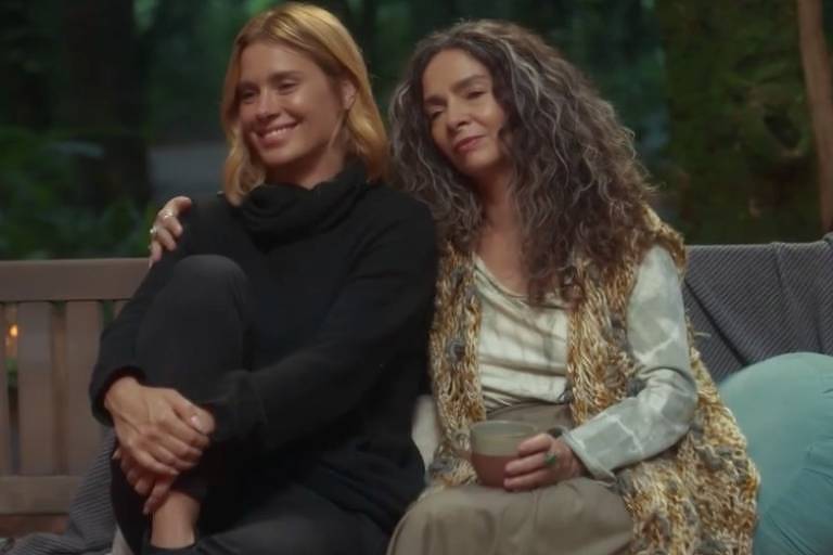 Atrizes Carolina Dieckmann e Claudia Ohana como as personagens Lumiar e Dora em cenas da novela Vai na Fé