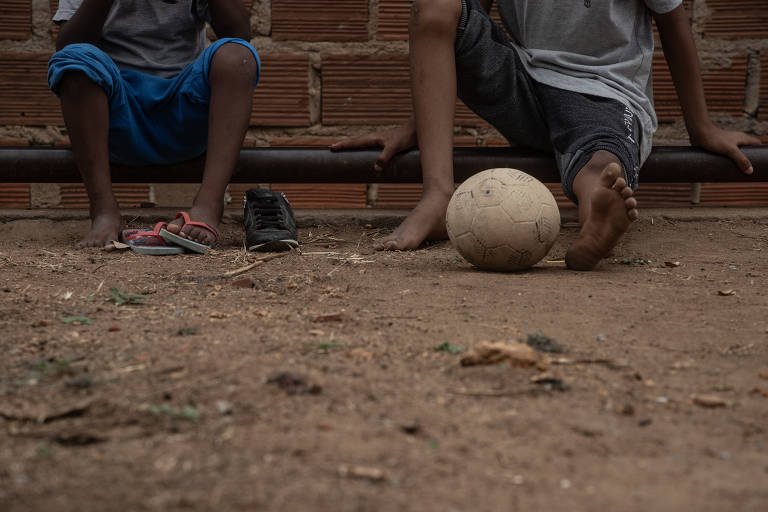 Crianças brincando na quadra da comunidade Residencial Mandacaru em Jequié