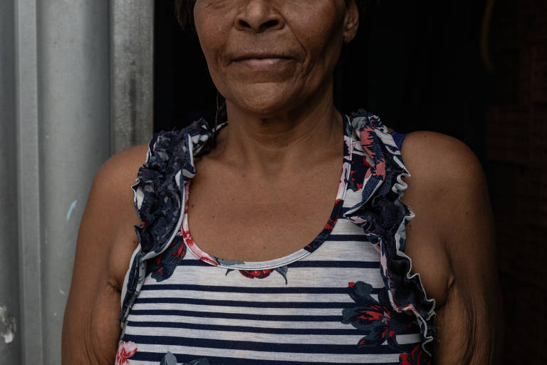 Lívia Pereira, 48, moradora do Residencial Mandacaru. Ela diz sentir muito medo de visitar amigas em bairro vizinho, dominado por facção rival à do seu bairro