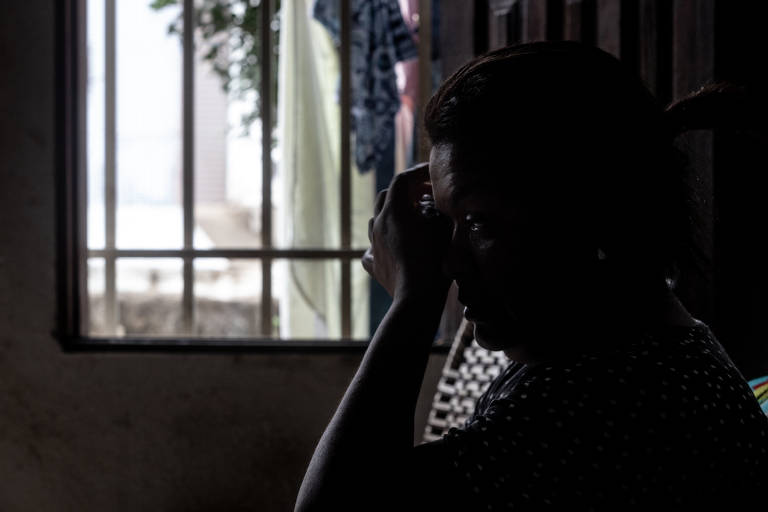 Juliana Silva de Jesus, 39 anos, doméstica, chorando ao lembrar da perda do filho João Vitor Silva, 21, morto após sair da casa da namorada