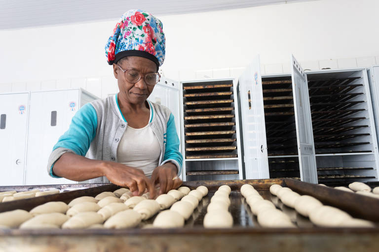 Maria Helena Santos,49, presidente da Associação Comunitária do Jardim Tropical, faz trabalho social com jovens do bairro