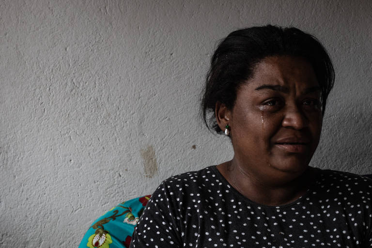 Juliana Silva de Jesus, 39 anos, doméstica, chorando ao lembrar da perda do filho João Vitor Silva, 21, morto após sair da casa da namorada