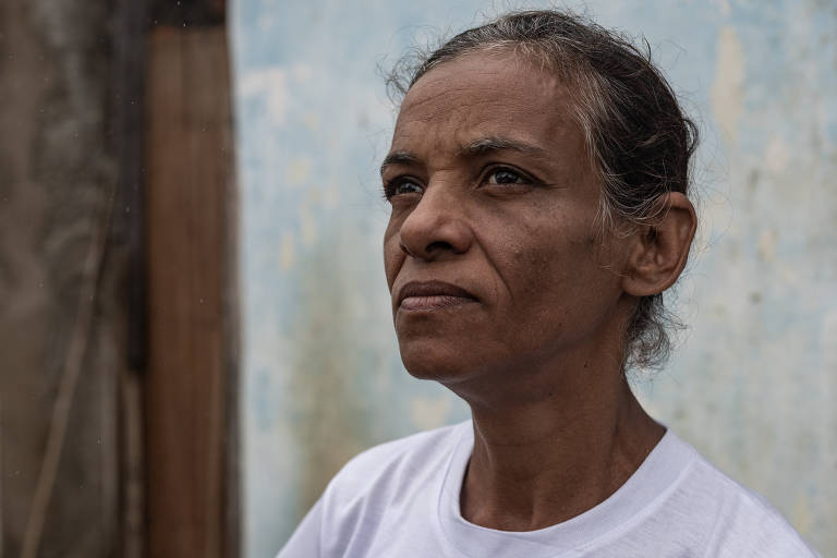 Rosângela Vieira de Oliveira, posa para foto. Ela perdeu o filho Kaylan, de 20 anos, morto dentro de casa em maio deste ano