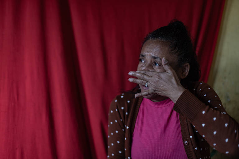 Jociane Santos Oliveira, 50, moradora da comunidade Barro Preto, chorando ao lembrar do filho Jean Oliveira Mota, que tinha 26 anos