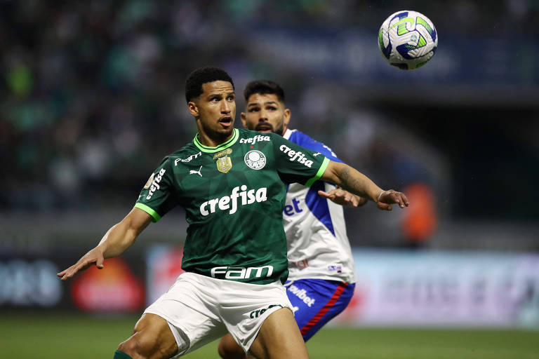 Murilo, do Palmeiras, em disputa de bola contra o Fortaleza, no sábado (22), em São Paulo