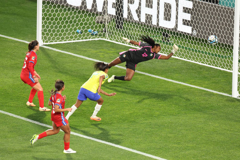 Ary Borges marca o segundo gol do Brasil contra o Panamá