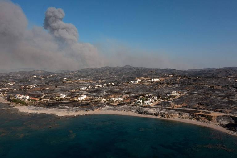 Grécia retira milhares pessoas de ilhas turísticas por 'guerra contra incêndios'