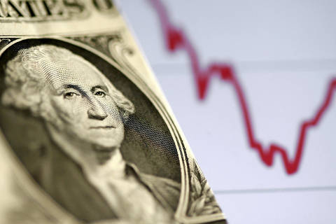 Dólar volta a subir e bate R$ 5,65 com impulso de papéis dos EUA; Bolsa avança