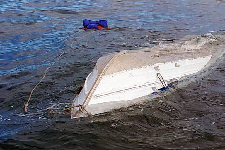 Barco com quatro pessoas vira em Ubatuba (SP) e idoso de 70 anos morre