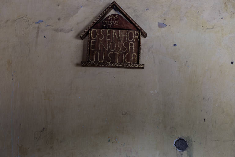 Parede de casa do morador da região do Barro Preto, que teve a casa invadida por uma bala