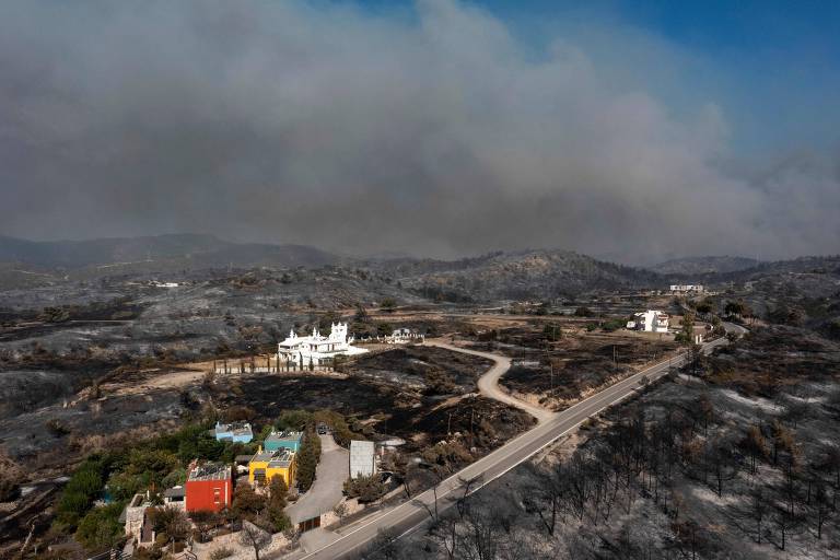 Fumaça sobe na vila de Kiotari, na ilha de Rodes