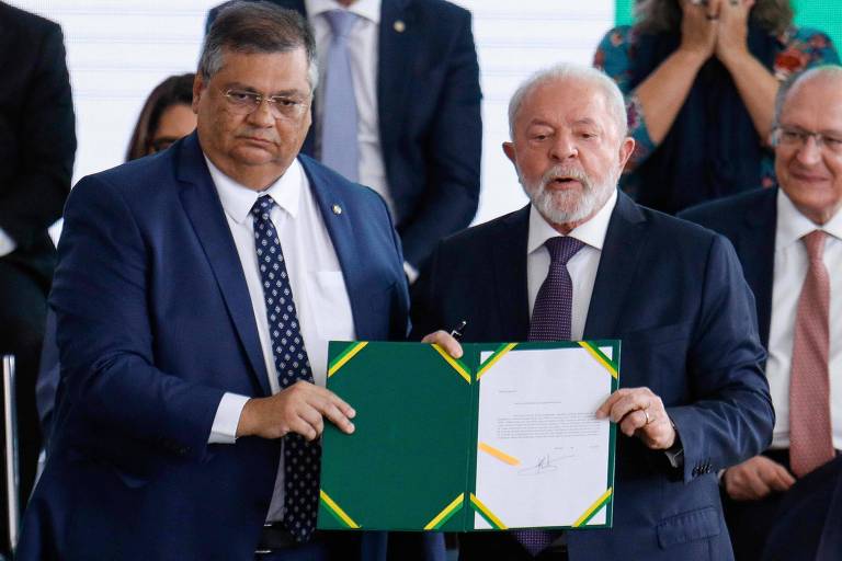 O ministro Flávio Dino e o presidente Lula posam para foto após assinatura de decreto ume muda regras para uso de armas no país