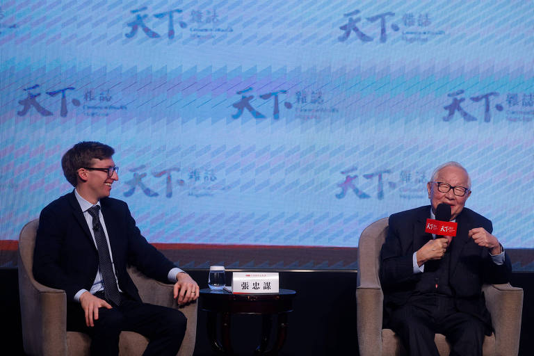 Morris Chang, fundador da empresa TSMC, à dir., e Chris Miller, autor de 'Chip War', durante evento em Taipé