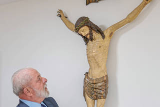 Brasília (DF), 24.07.2023 - Presidente da República, Luiz Inácio Lula da Silva, fixa Imagem de Cristo no gabinete presidencial. Palácio do Planalto, Brasília - DF.
