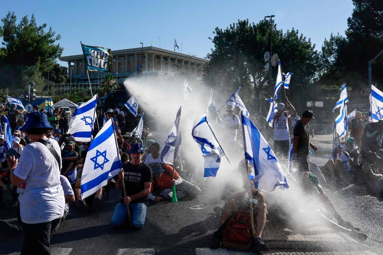 Israelenses protestam no Knesset contra a votação da reforma judicial