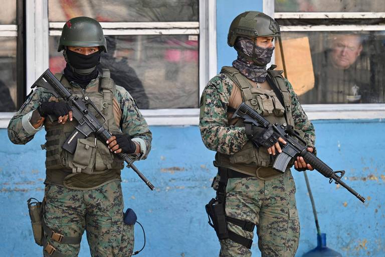 Militares montam guarda do lado de fora de prisão em Guayaquil, no Equador