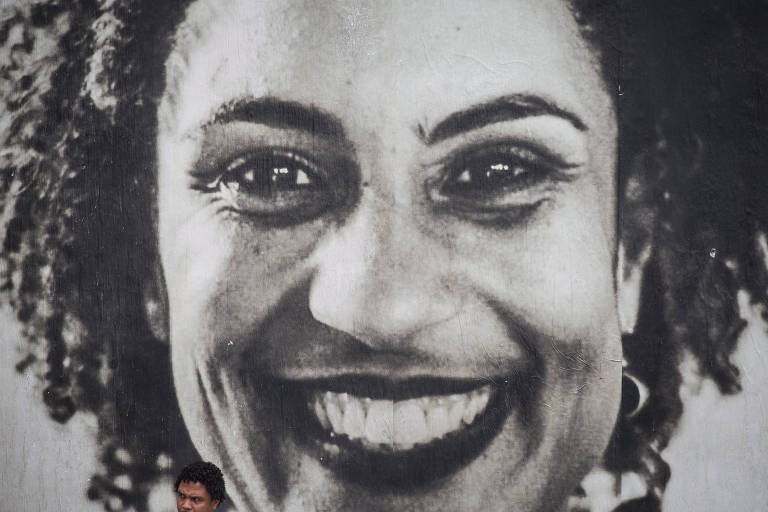 Na imagem, um painel com a foto em preto e branco da vereadora Marielle Franco