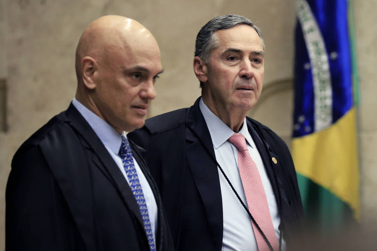 Os ministros Alexandre de Moraes e Luís Roberto Barroso, do STF (Supremo Tribunal Federal) durante sessão plenária na corte, em Brasília