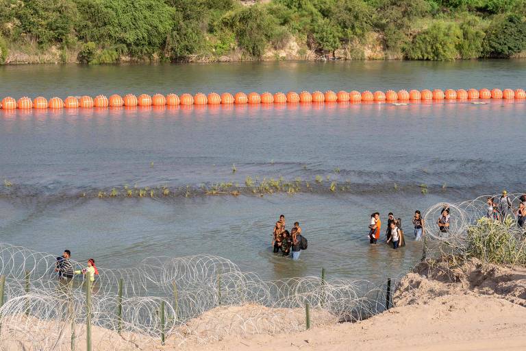 Governo dos EUA processa Texas por uso de boias em rio para impedir migração