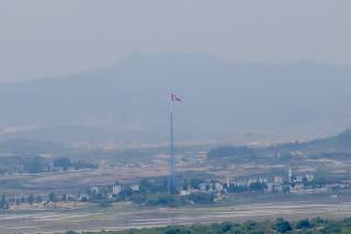 Mastro com a bandeira da Coreia do Norte, na divisa com o Sul