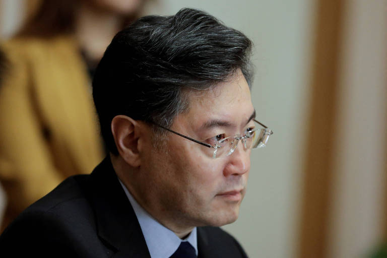 China tira do cargo chanceler desaparecido há um mês e renomeia antecessor