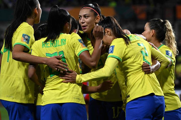 Brasileiras comemoram gol durante vitória contra o Panamá
