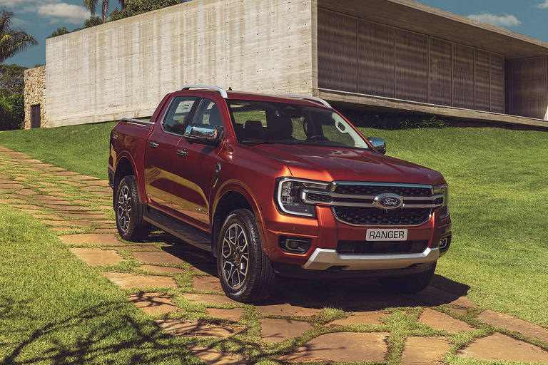 Ford Ranger V6 estacionada em frente a uma casa