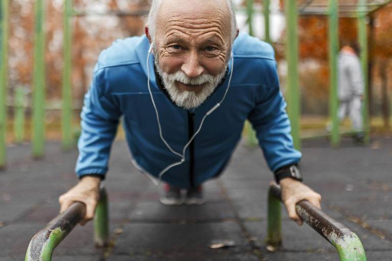 Homem idoso fazendo exercícios físicos
